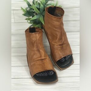 Amanda Gregory Boho Leather Mesh Back Zipper Ankle Flat Size 8